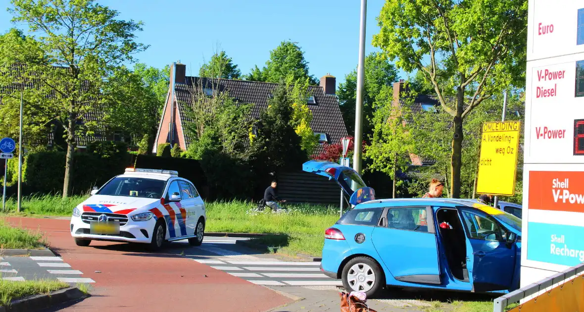 Ongeluk op rotonde leidt tot controle in ambulance - Foto 4