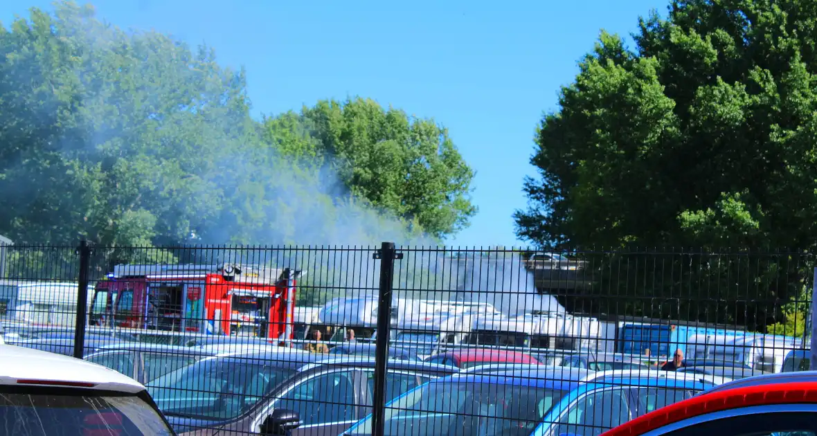 Brand in loods zorgt voor flinke rookontwikkeling