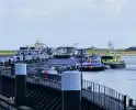 Schip maakt water, brandweer pompt ruim leeg