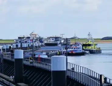 Schip maakt water, brandweer pompt ruim leeg