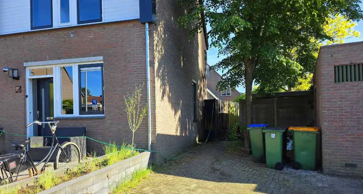 Schutting naast woning in brand - Foto 1