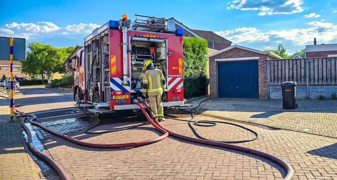 Brand in bijgebouw veroorzaakt rookontwikkeling