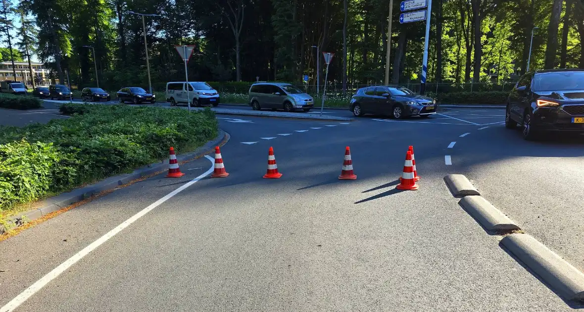 Ongeval tussen fietser en automobilist op rotonde - Foto 1