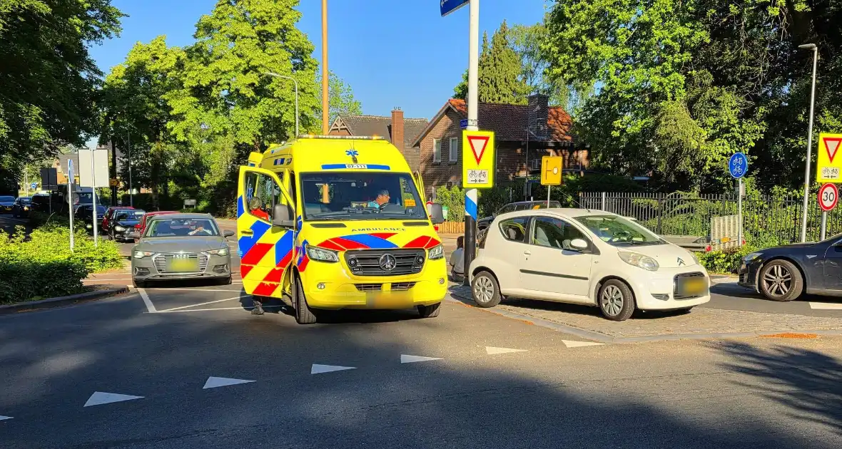 Ongeval tussen fietser en automobilist op rotonde - Foto 3