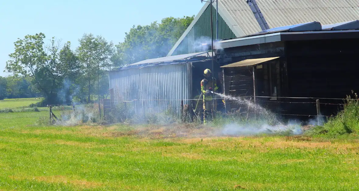Brand in bosschage slaat over op gebouw