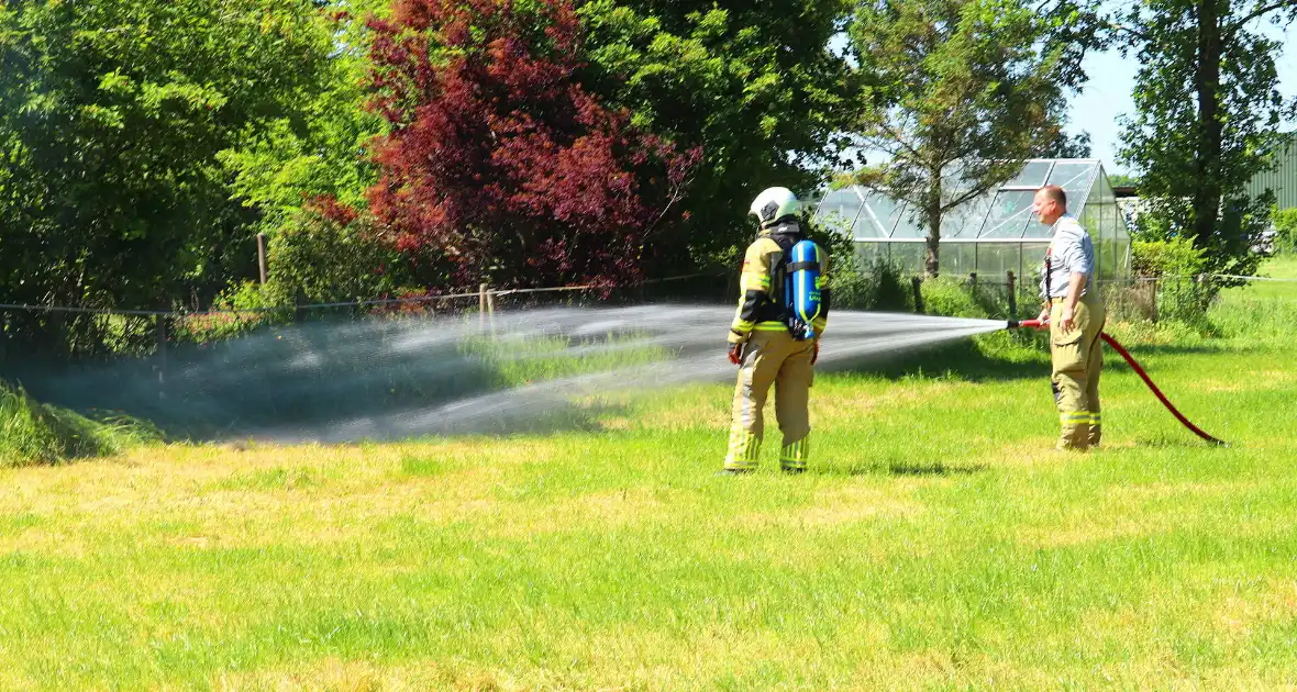 Brand in bosschage slaat over op gebouw - Foto 2