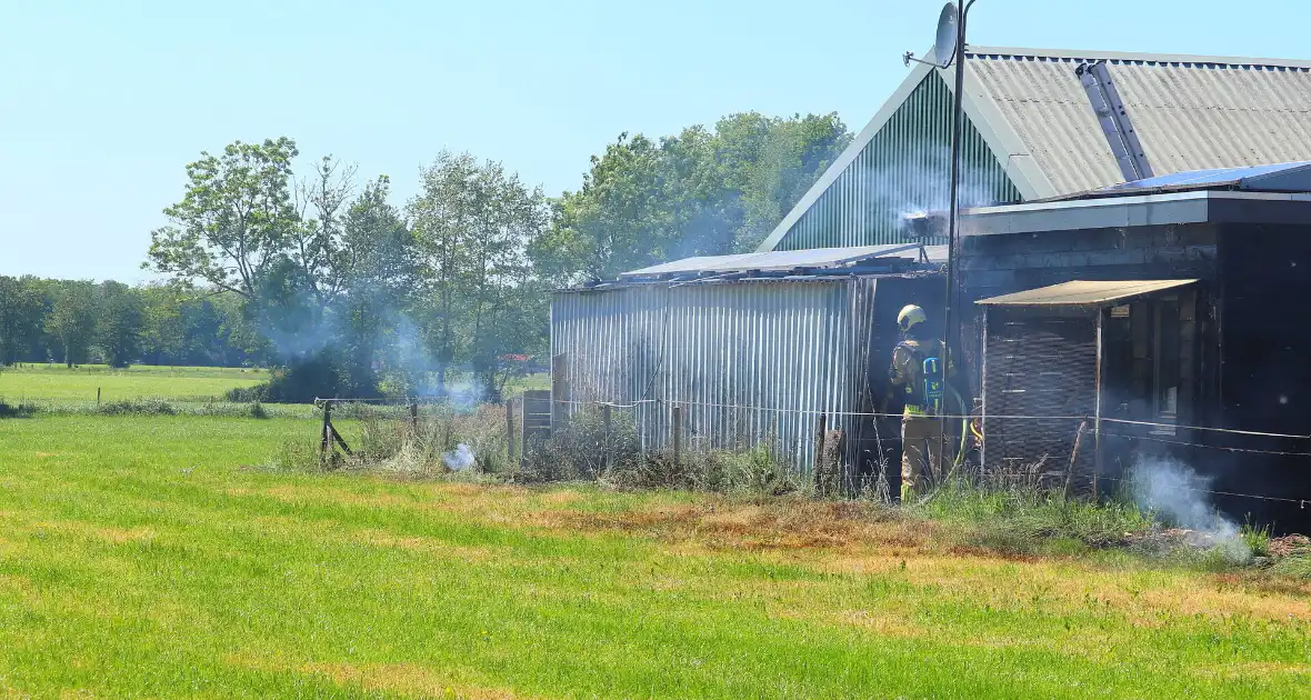 Brand in bosschage slaat over op gebouw - Foto 5