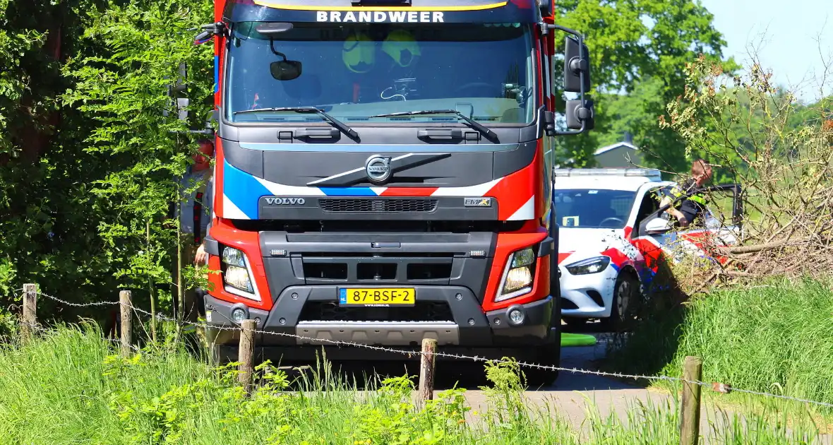 Brand in bosschage slaat over op gebouw - Foto 6