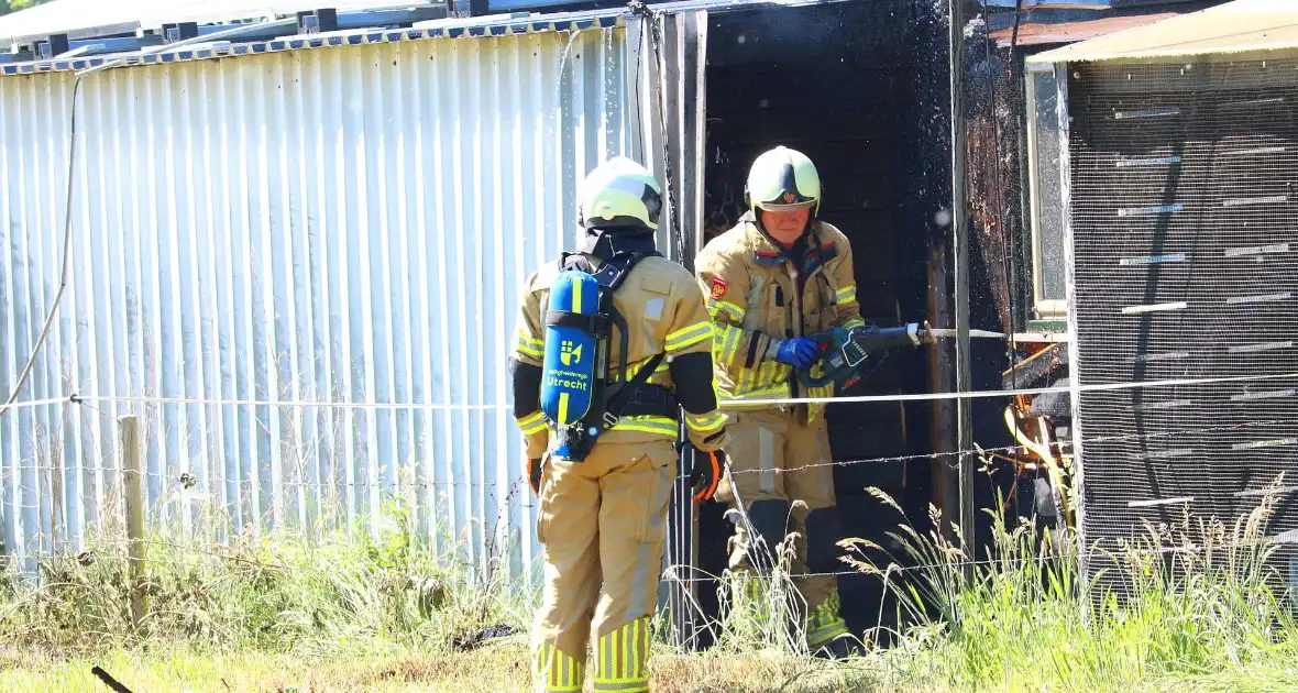 Brand in bosschage slaat over op gebouw - Foto 7