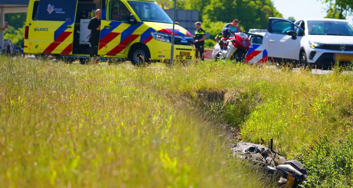 Motorrijder afgesneden door auto en belandt in sloot, veroorzaker rijdt door