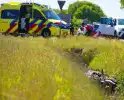 Motorrijder afgesneden door auto en belandt in sloot, veroorzaker rijdt door
