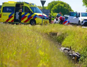 Motorrijder afgesneden door auto en belandt in sloot, veroorzaker rijdt door