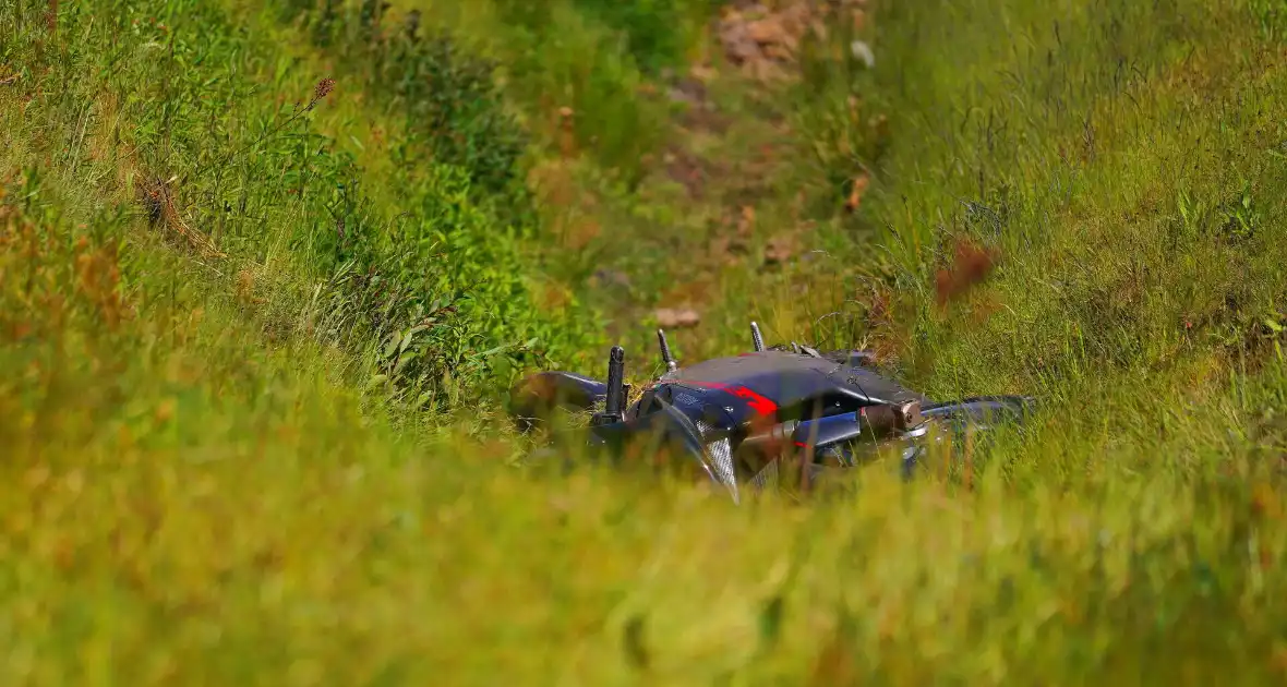 Motorrijder afgesneden door auto en belandt in sloot, veroorzaker rijdt door - Foto 1