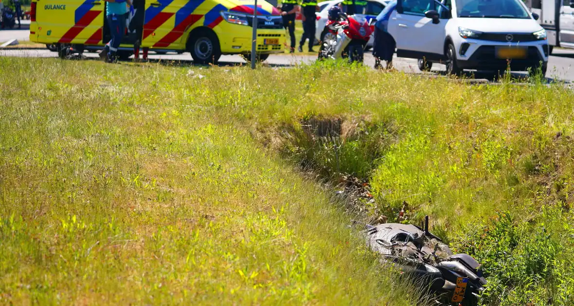 Motorrijder afgesneden door auto en belandt in sloot, veroorzaker rijdt door - Foto 2