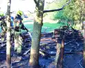 Bomen en pipowagen in brand