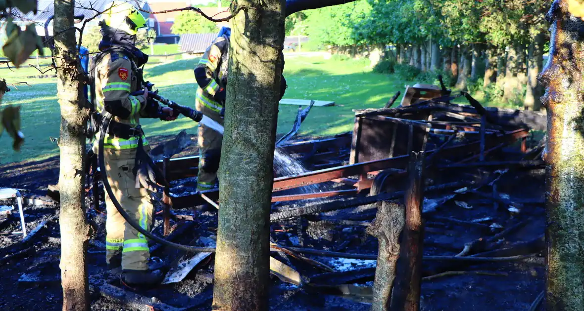 Bomen en pipowagen in brand - Foto 10