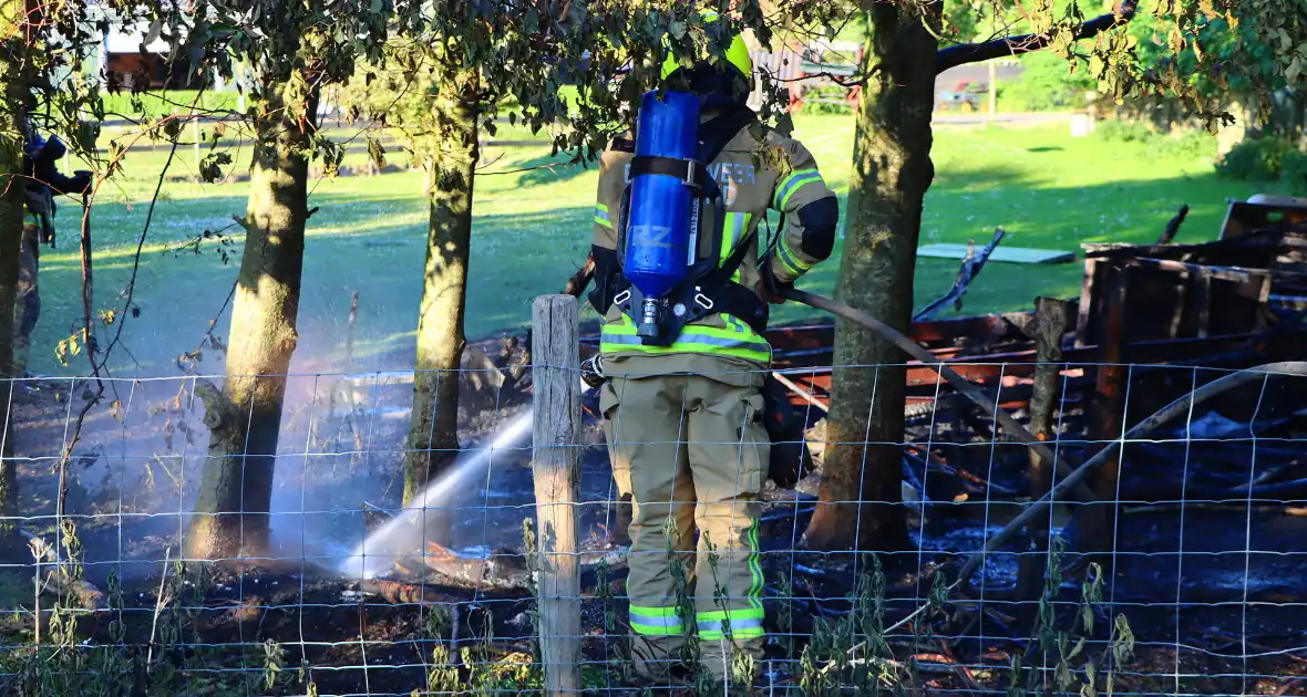 Bomen en pipowagen in brand - Foto 2