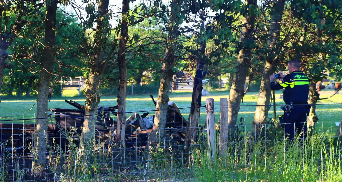 Bomen en pipowagen in brand - Foto 3