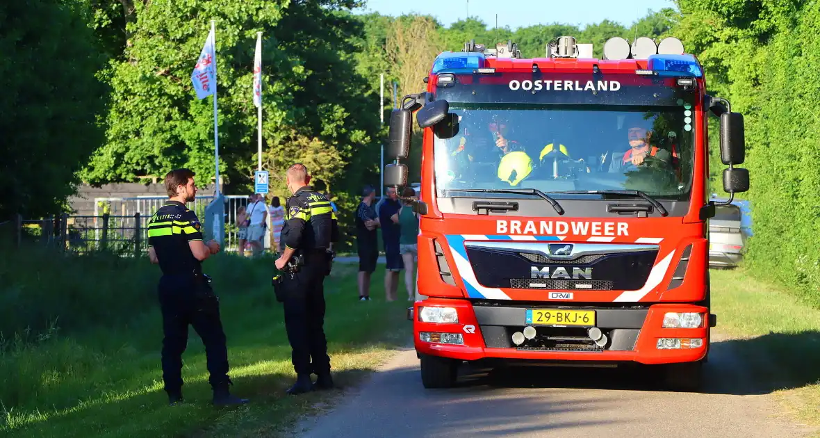 Bomen en pipowagen in brand - Foto 4