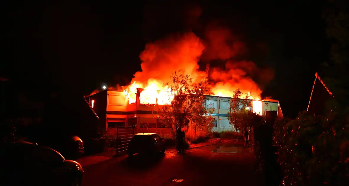 Brand in tijdelijke units zorgt voor rookoverlast - Foto 25