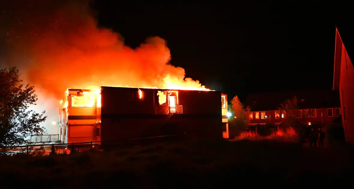 Brand in tijdelijke units zorgt voor rookoverlast - Foto 32