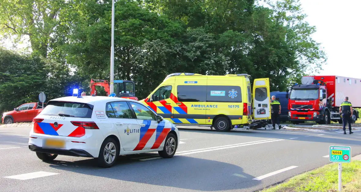 Weg afgesloten na aanrijding tussen motorrijder en aanhanger