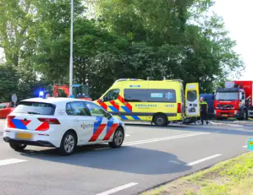 Weg afgesloten na aanrijding tussen motorrijder en aanhanger
