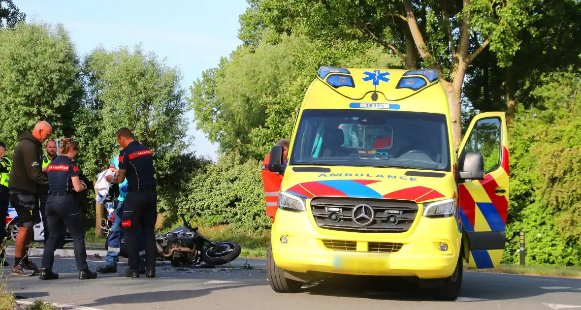 Weg afgesloten na aanrijding tussen motorrijder en aanhanger - Foto 12