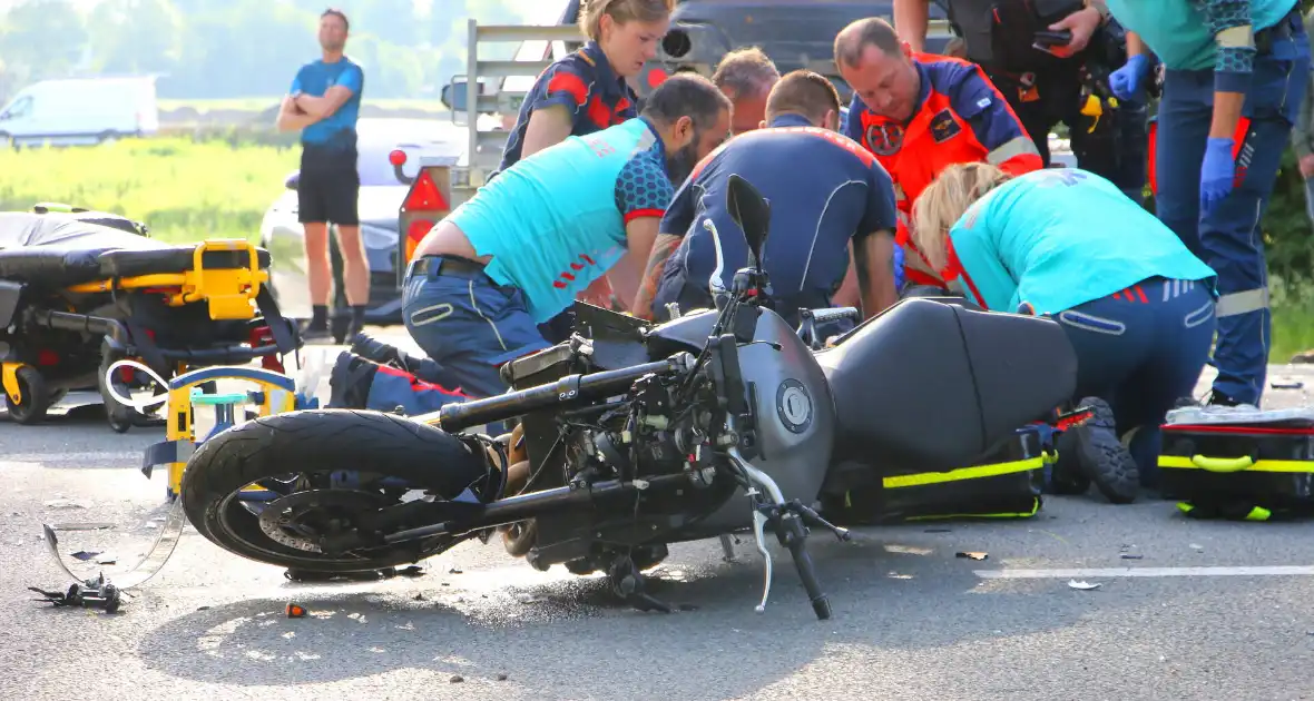 Weg afgesloten na aanrijding tussen motorrijder en aanhanger - Foto 8