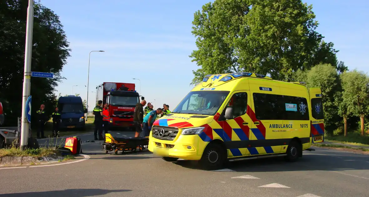 Weg afgesloten na aanrijding tussen motorrijder en aanhanger - Foto 9