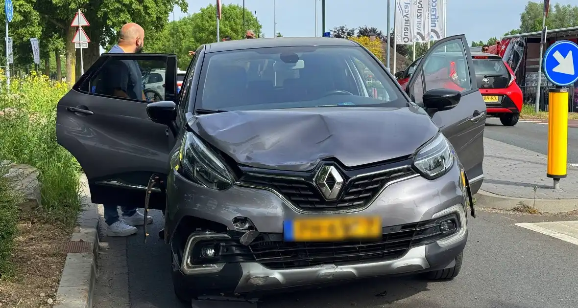 Bromfietser gewond bij aanrijding - Foto 1