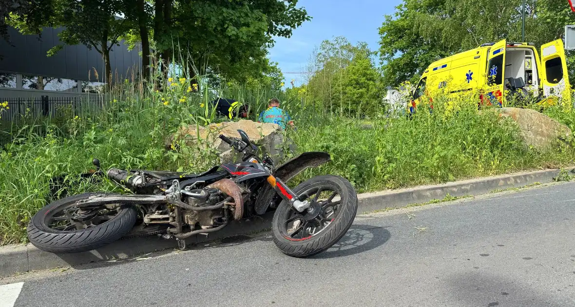 Bromfietser gewond bij aanrijding - Foto 2
