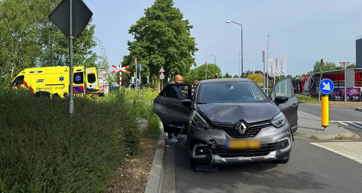 Bromfietser gewond bij aanrijding - Foto 4