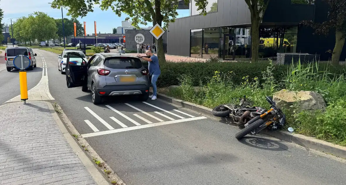 Bromfietser gewond bij aanrijding - Foto 5