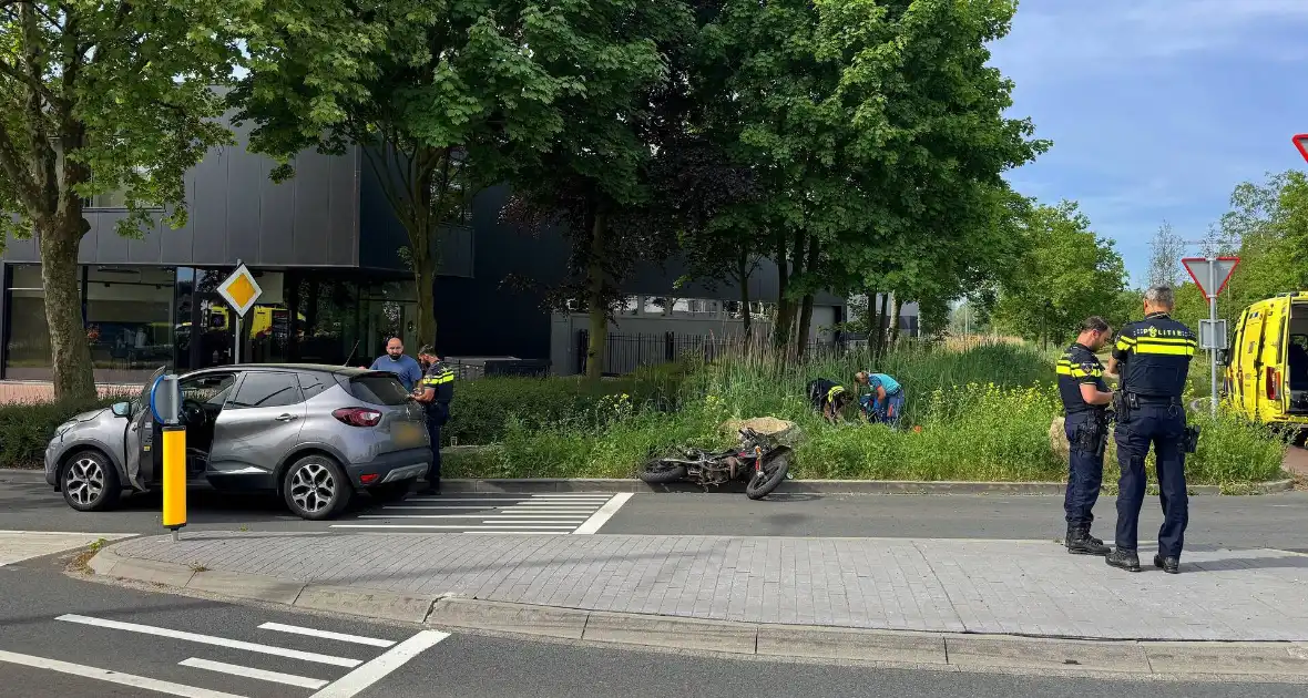 Bromfietser gewond bij aanrijding - Foto 6
