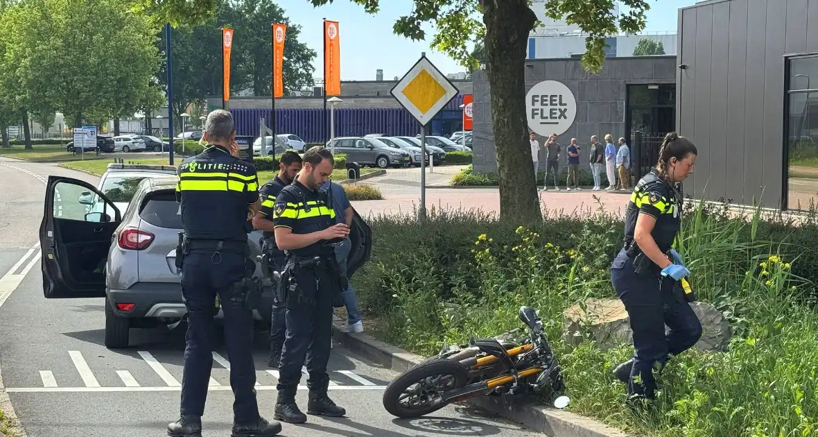 Bromfietser gewond bij aanrijding - Foto 7