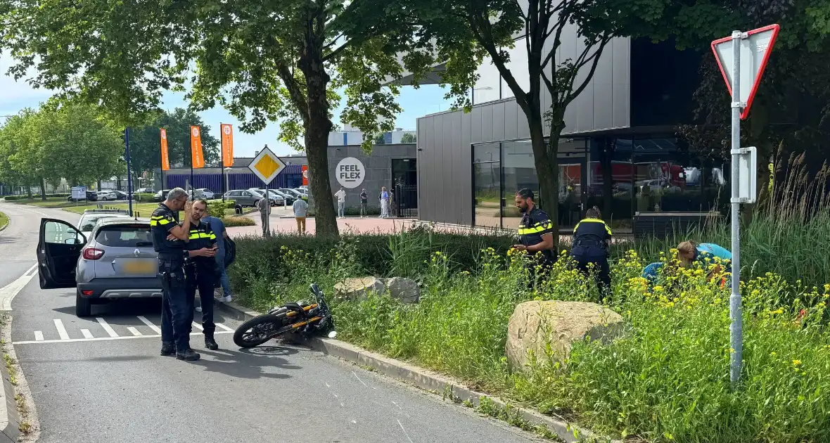 Bromfietser gewond bij aanrijding - Foto 8