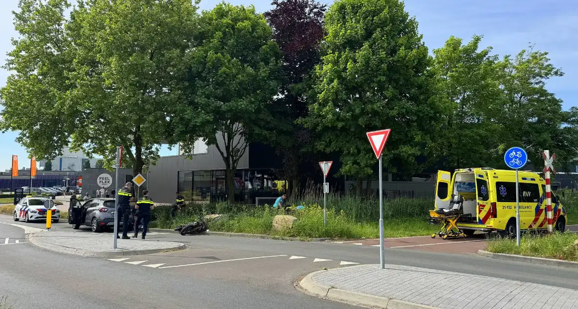 Bromfietser gewond bij aanrijding - Foto 9