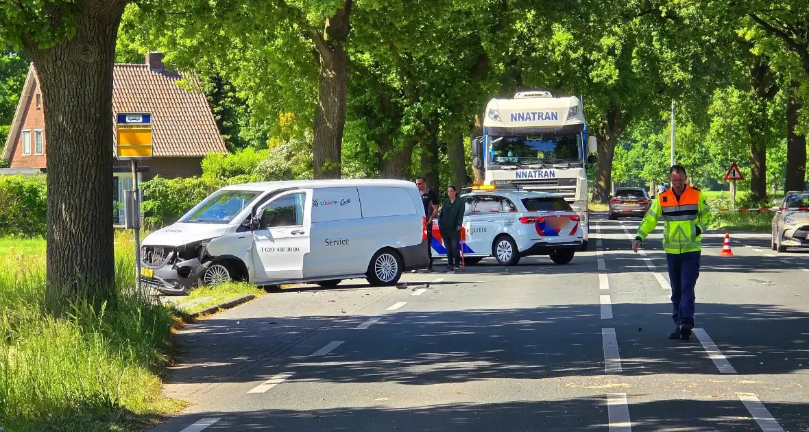 Auto belandt op op zijn kop bij ongeval - Foto 4