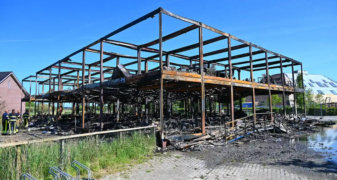School verliest lokalen en inventaris door vuur - Foto 10