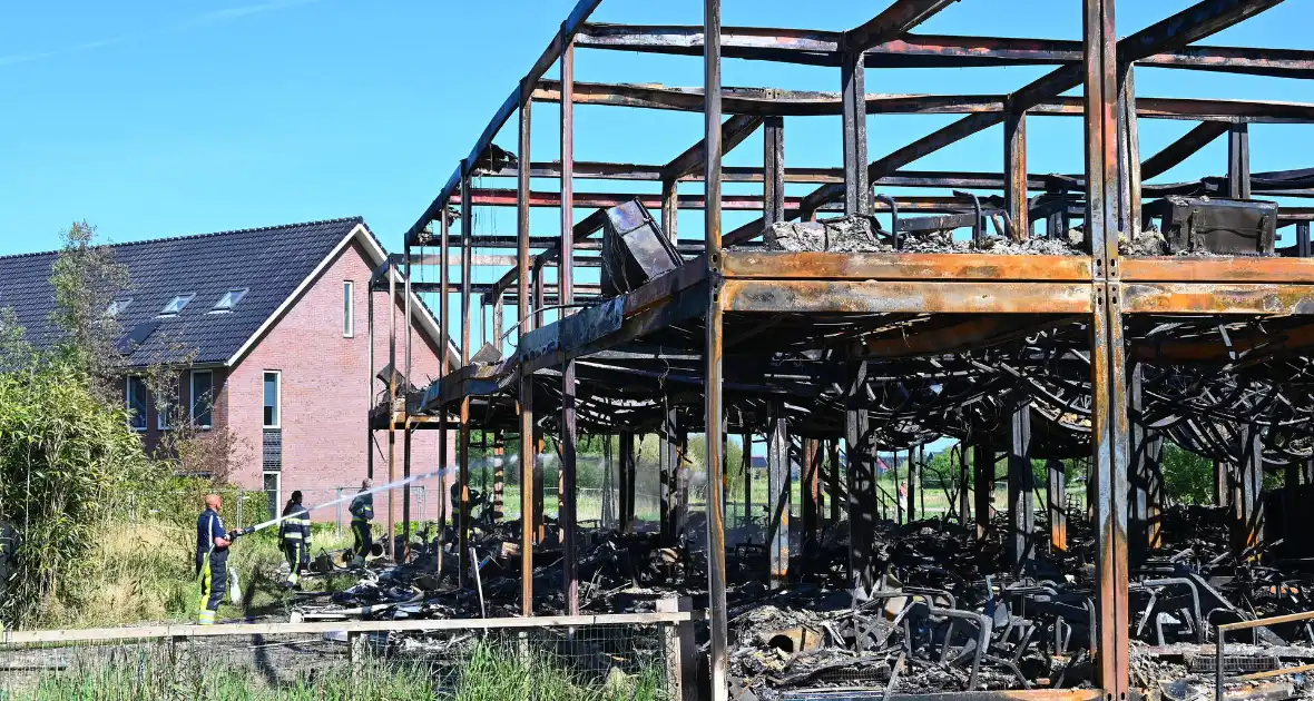School verliest lokalen en inventaris door vuur - Foto 7
