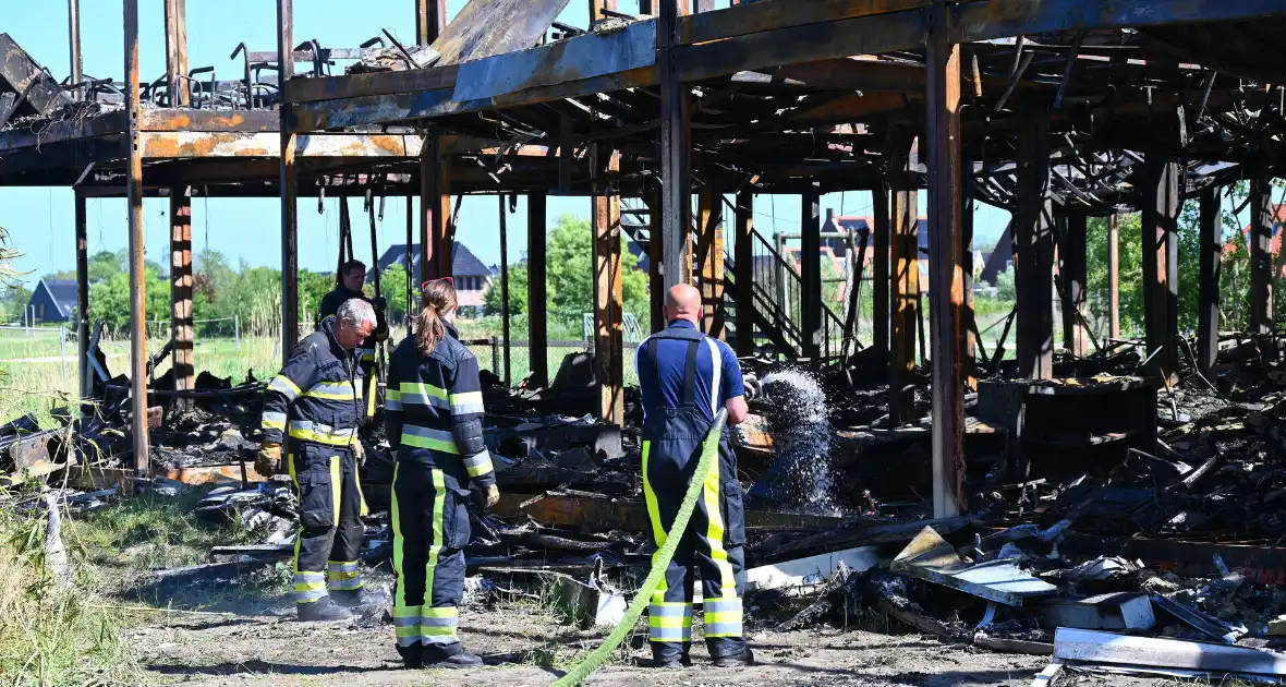 School verliest lokalen en inventaris door vuur - Foto 8