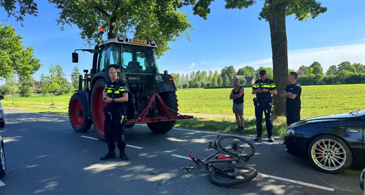 Kind op fiets raakt gewond bij aanrijding - Foto 1