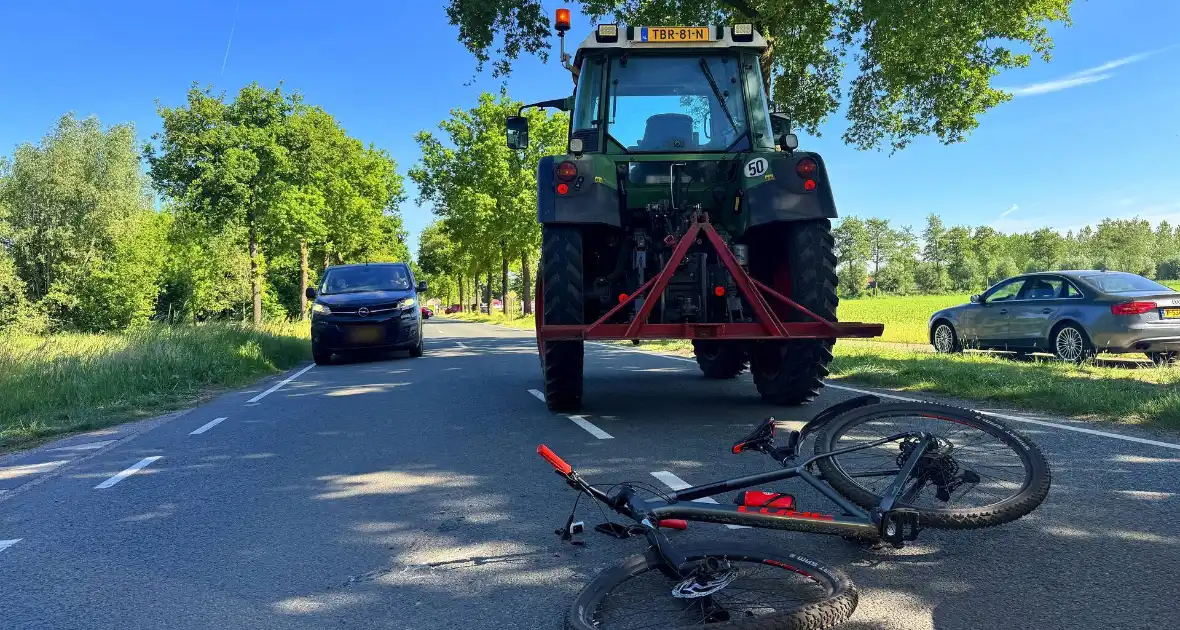 Kind op fiets raakt gewond bij aanrijding - Foto 2