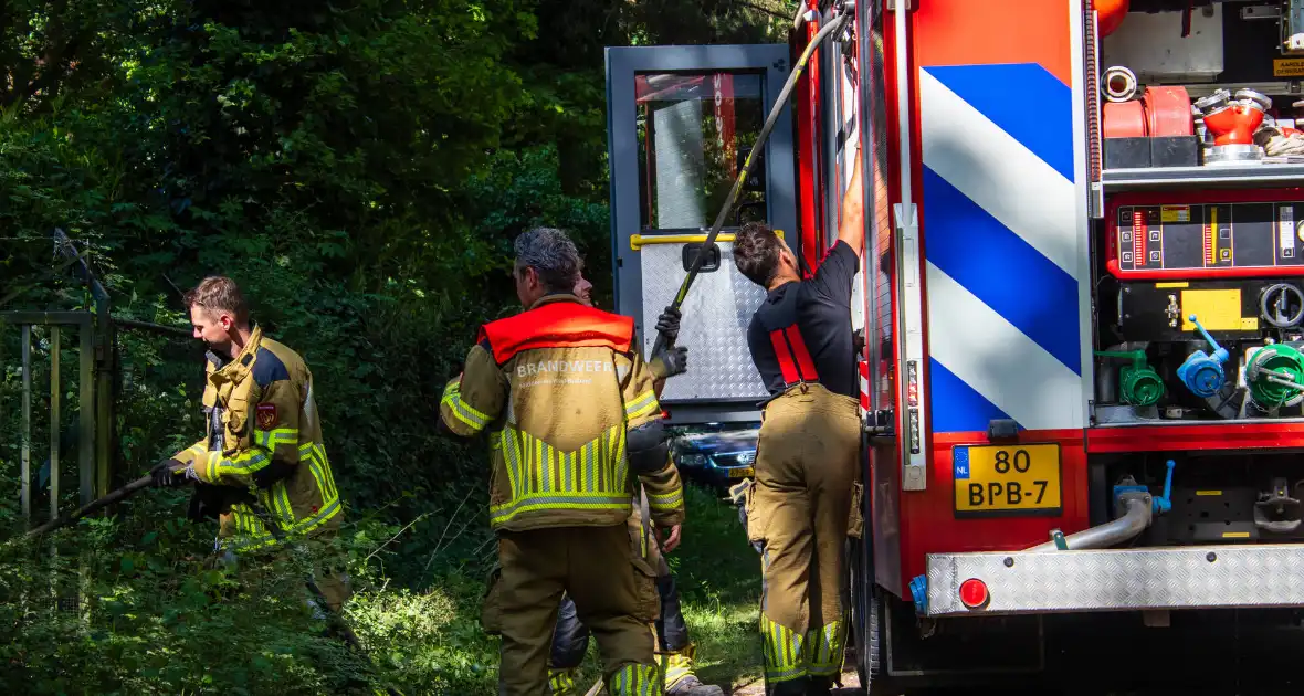 Brandweer in actie na melding van brand - Foto 1