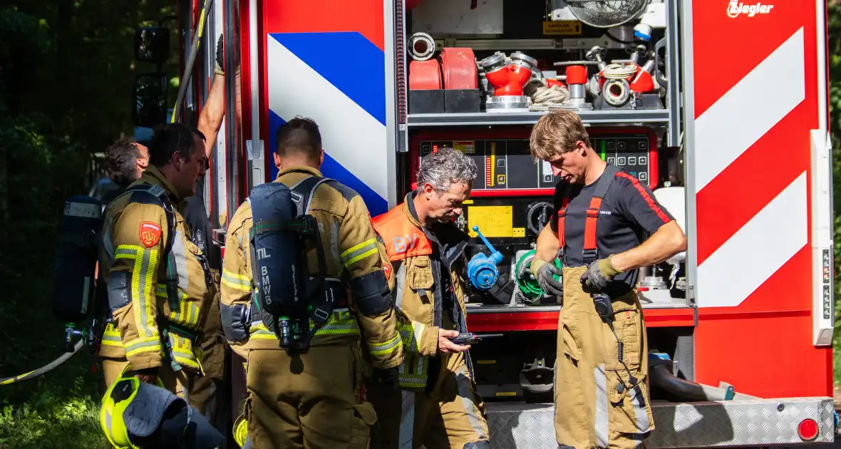 Brandweer in actie na melding van brand - Foto 6