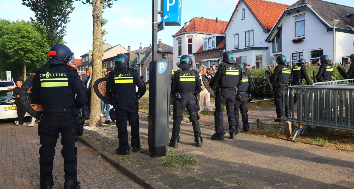 Demonstratie loopt uit de hand, politie grijpt in - Foto 11