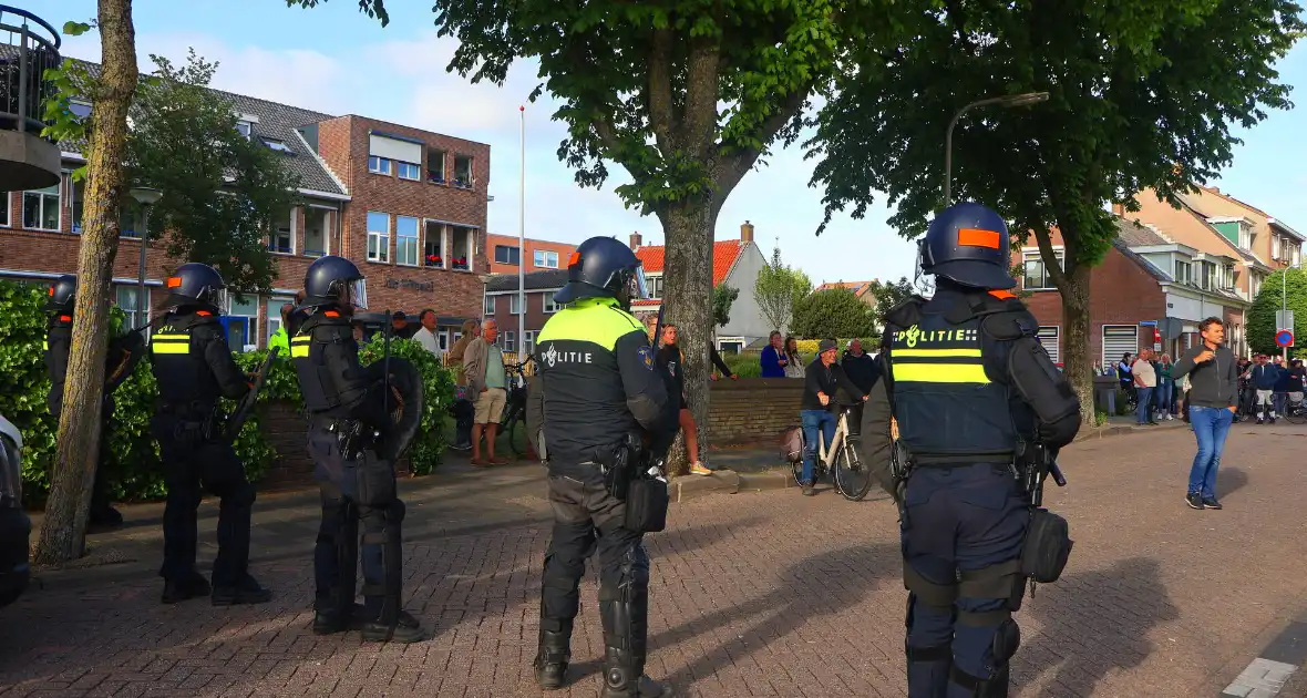 Demonstratie loopt uit de hand, politie grijpt in - Foto 12