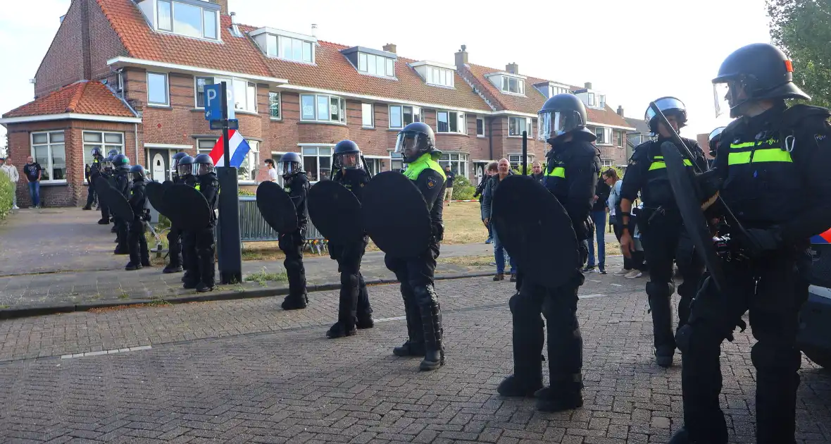 Demonstratie loopt uit de hand, politie grijpt in - Foto 13