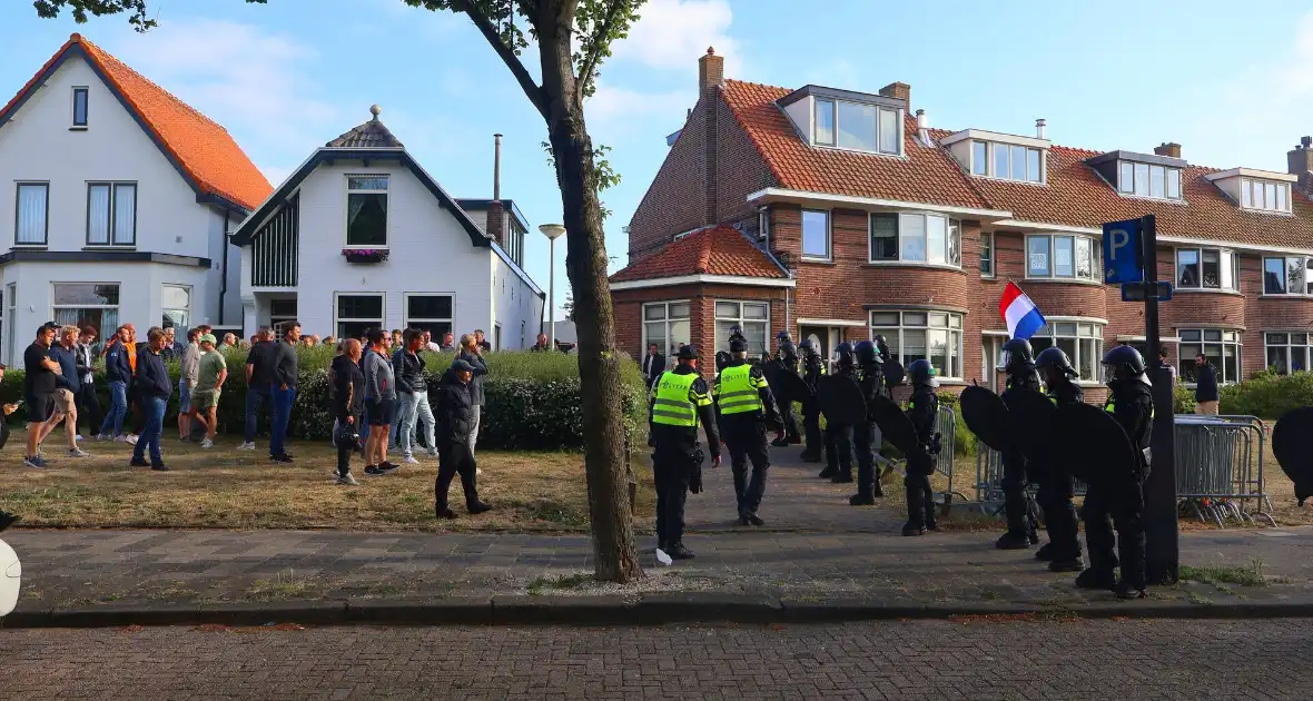 Demonstratie loopt uit de hand, politie grijpt in - Foto 15